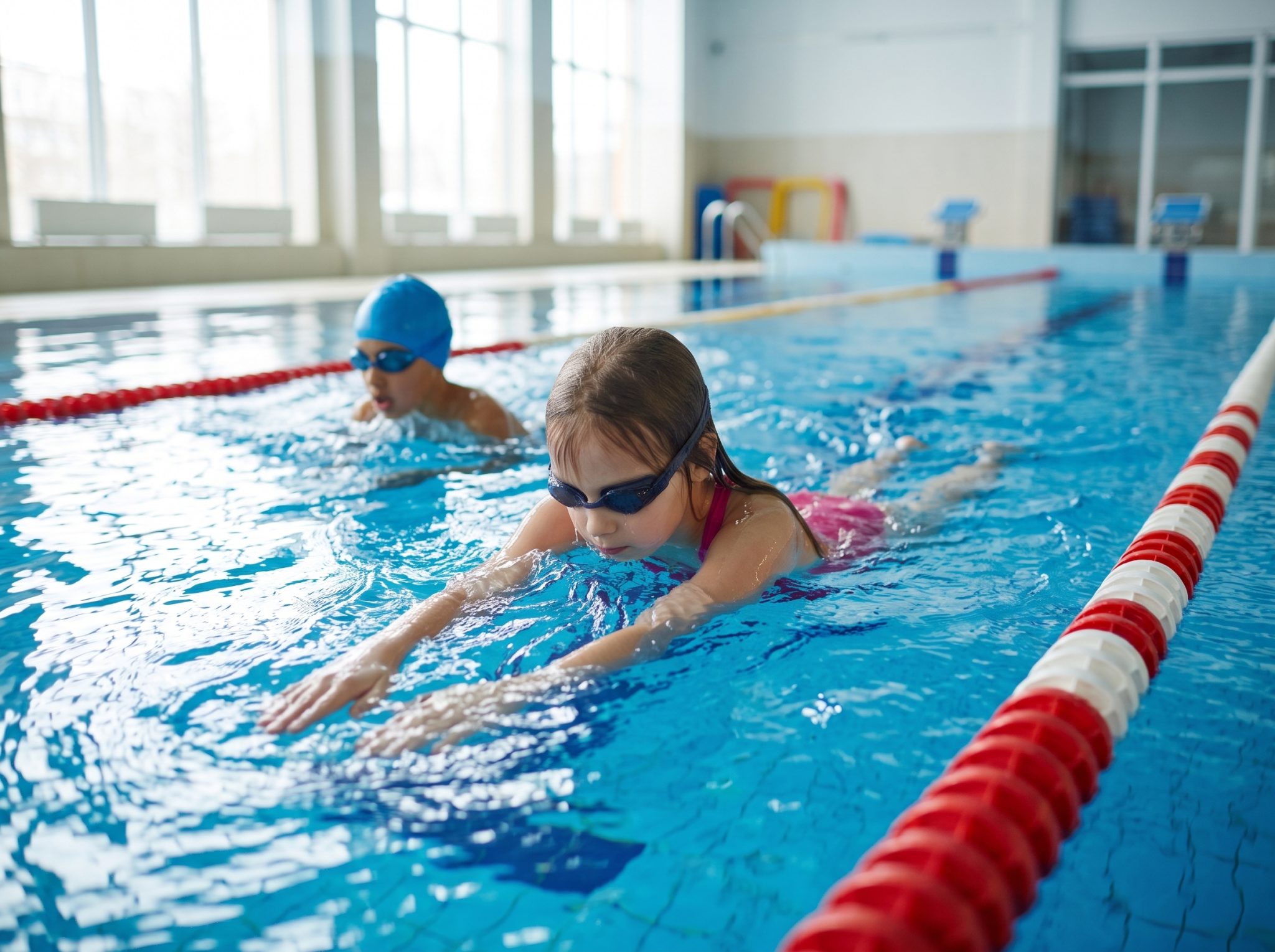 Bronze-Mädchen schwimmt im Wasser